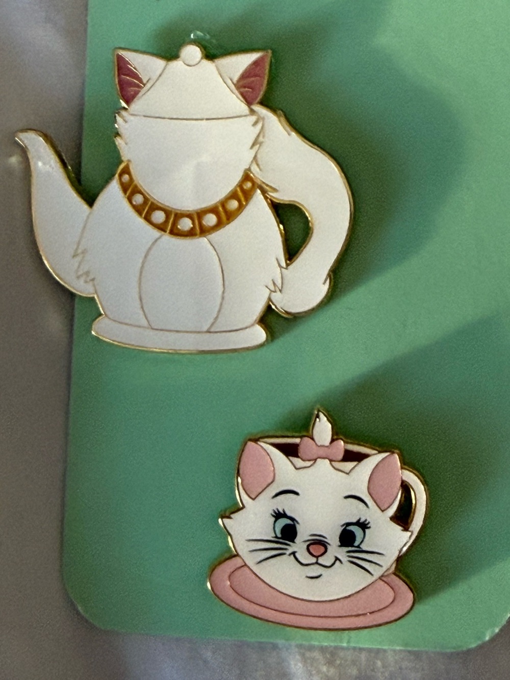 Loungefly Disney Teapot & Teacup
Blind Box Aristocats Dutchess
Marie 2 Pin Set
